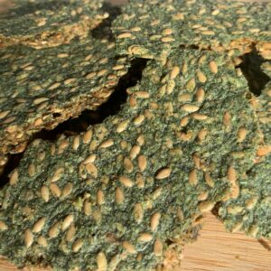 spinach and spirulina crackers