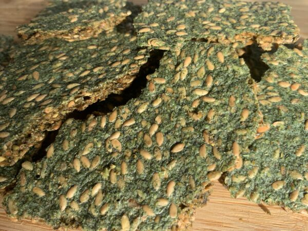 spinach and spirulina crackers